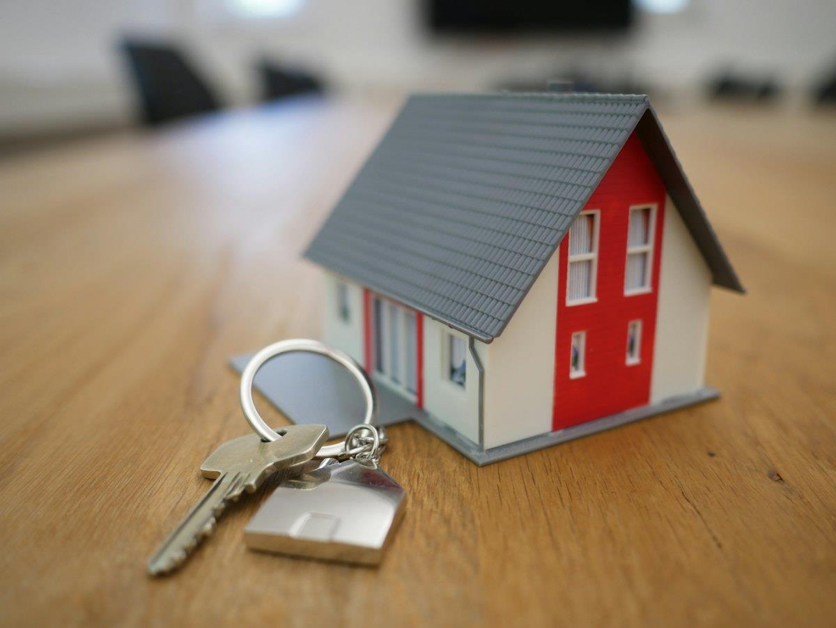Maqueta de casa con llaves