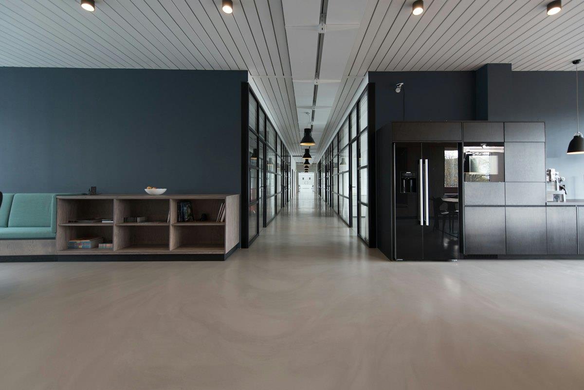 Pasillo de centro de oficinas